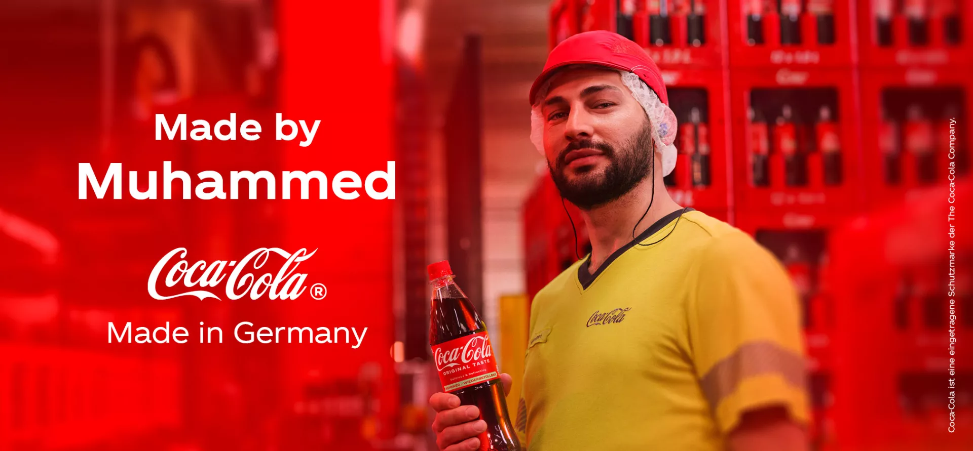 Ein Mann in einem Coca-Cola Lager, daneben steht "Made by Muhammed"
